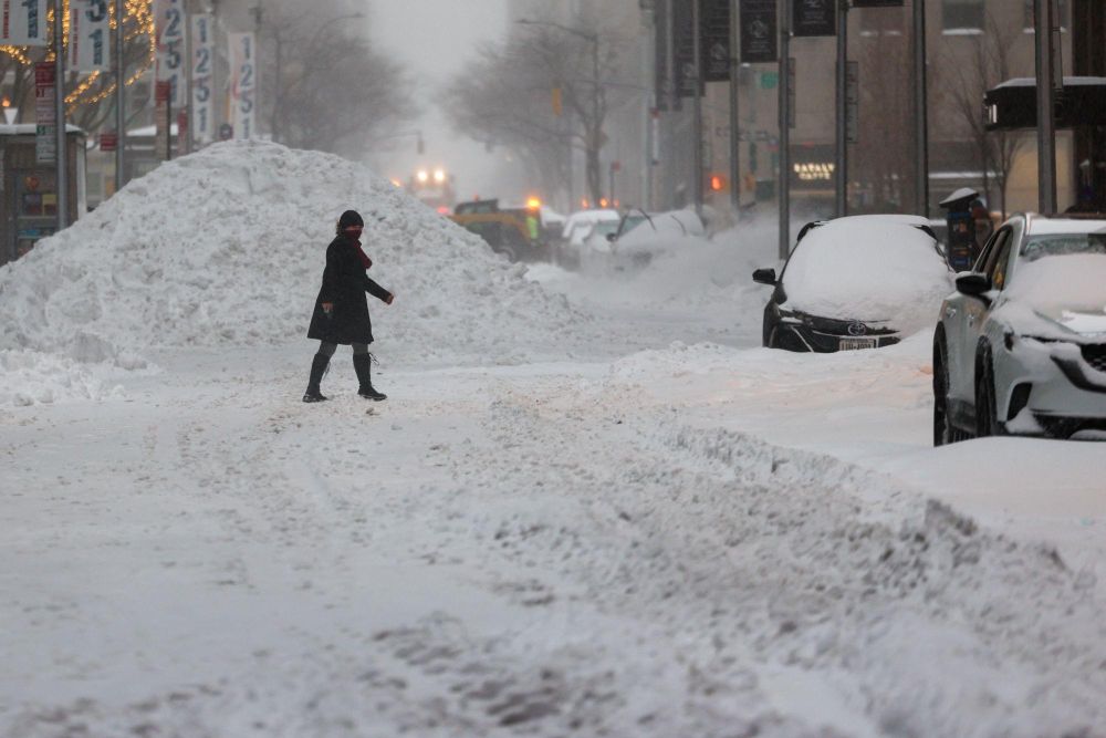 Historic winter storm wreaks havoc in the US, claiming lives and disrupting travel