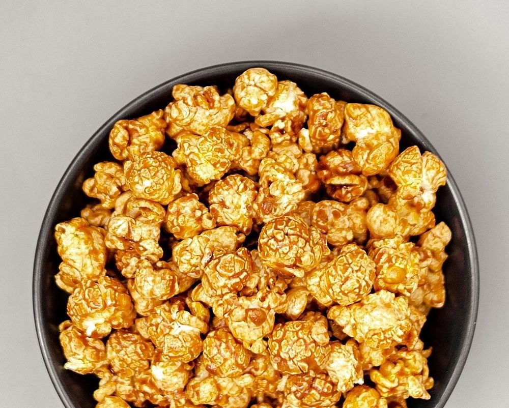 How to make homemade caramel popcorn with just a few ingredients