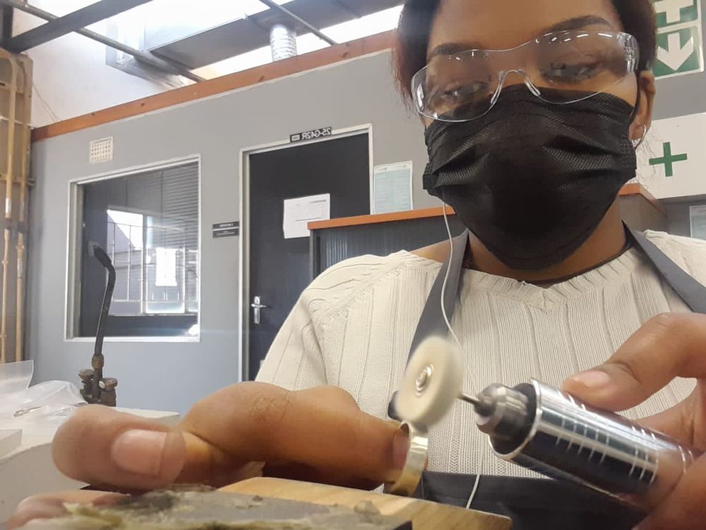 Young artist needs your help to showcase her work at the Milano Jewellery Week