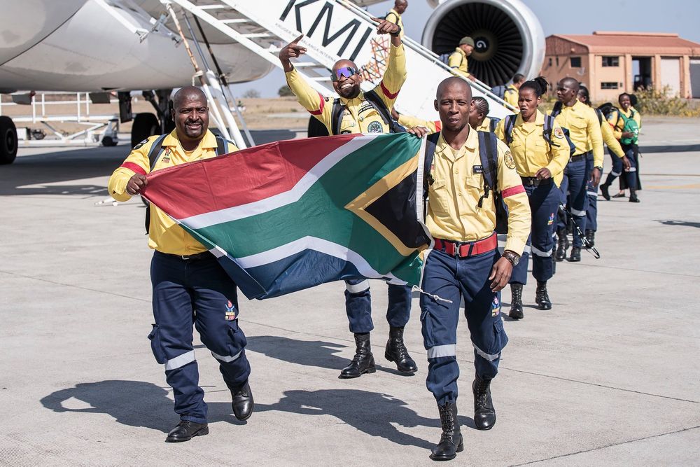 [Pics & Videos] More than 200 firefighters return home after successful ...