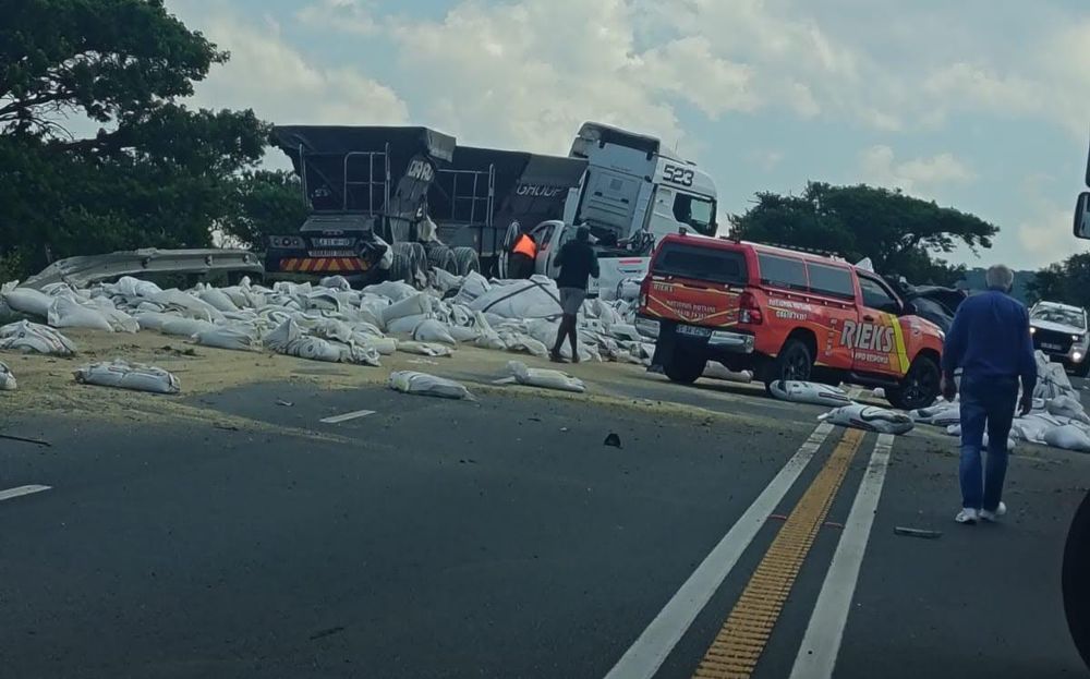 VIDEO | Six dead after truck ploughs into vehicle carrying workers at N3 Van Reenen's Pass - IOL