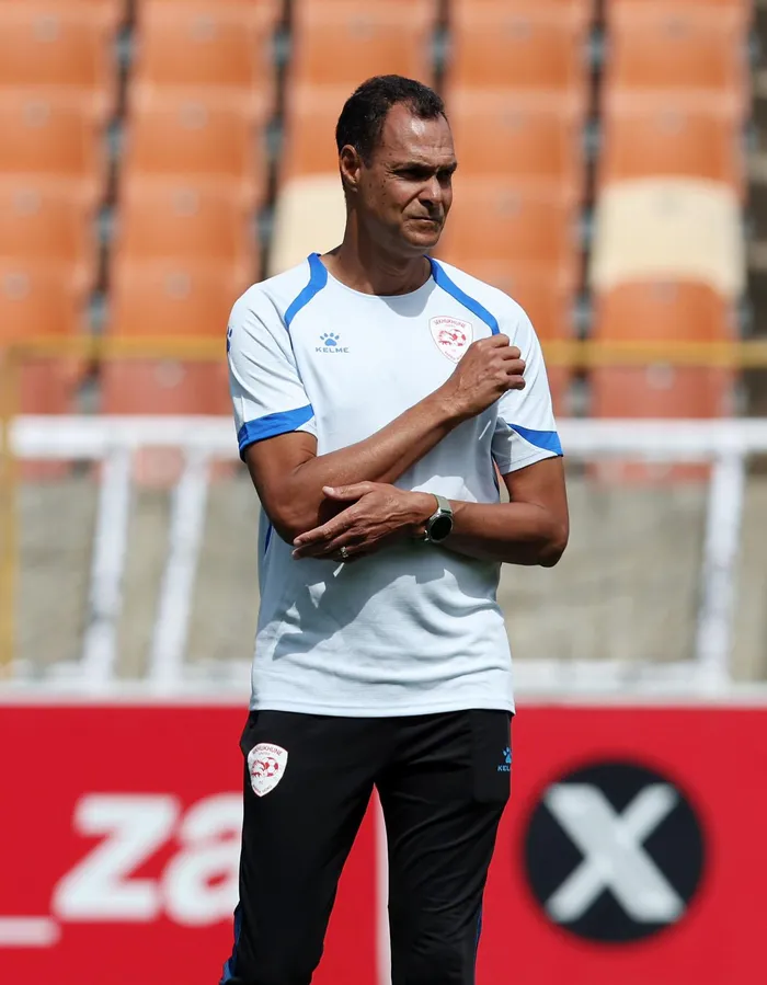 Cinq candidats potentiels pour remplacer Eric Tinkler en tant qu'entraîneur de Sekhukhune United