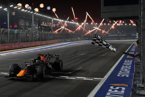 Max Verstappen dominates Singapore GP as software glitches sparks driver frustration