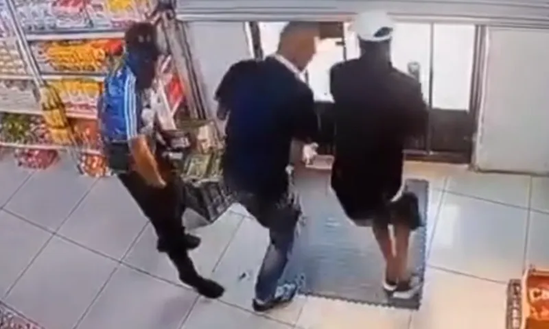 WATCH | Quick-thinking employee traps would-be robbers in shop