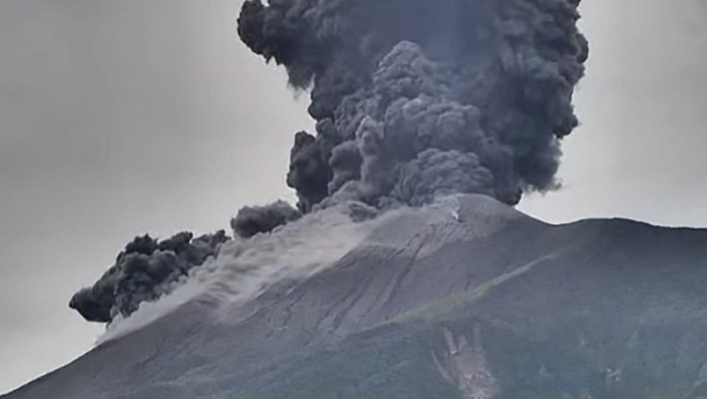 Philippine volcano eruption sends ash 2.5 kilometres into the sky