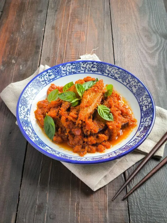 Warm up your kitchen with a quick and flavourful sardine curry, featuring a rich, jammy gravy that envelops tender sardines and spices.