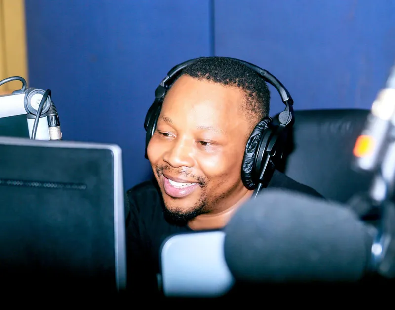 UAmaza Ntshanga ukhuphe ingoma entsha