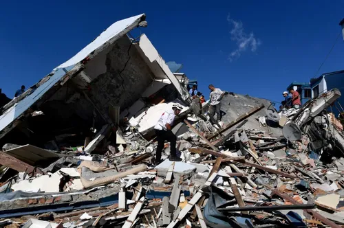 Colombia searches for survivors as quake kills 111