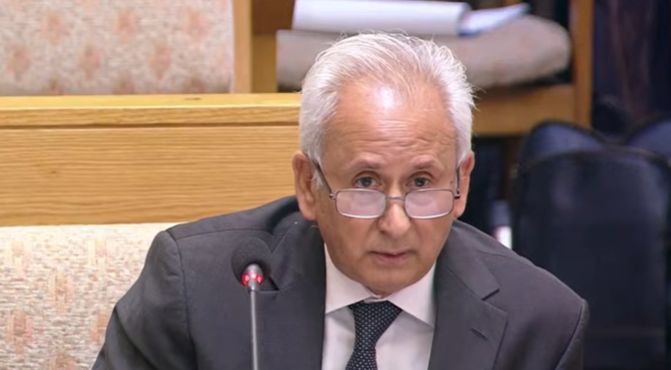 Im Gegensatz zu Mchunu wies Cachalia seinen stellvertretenden Ministern im ...