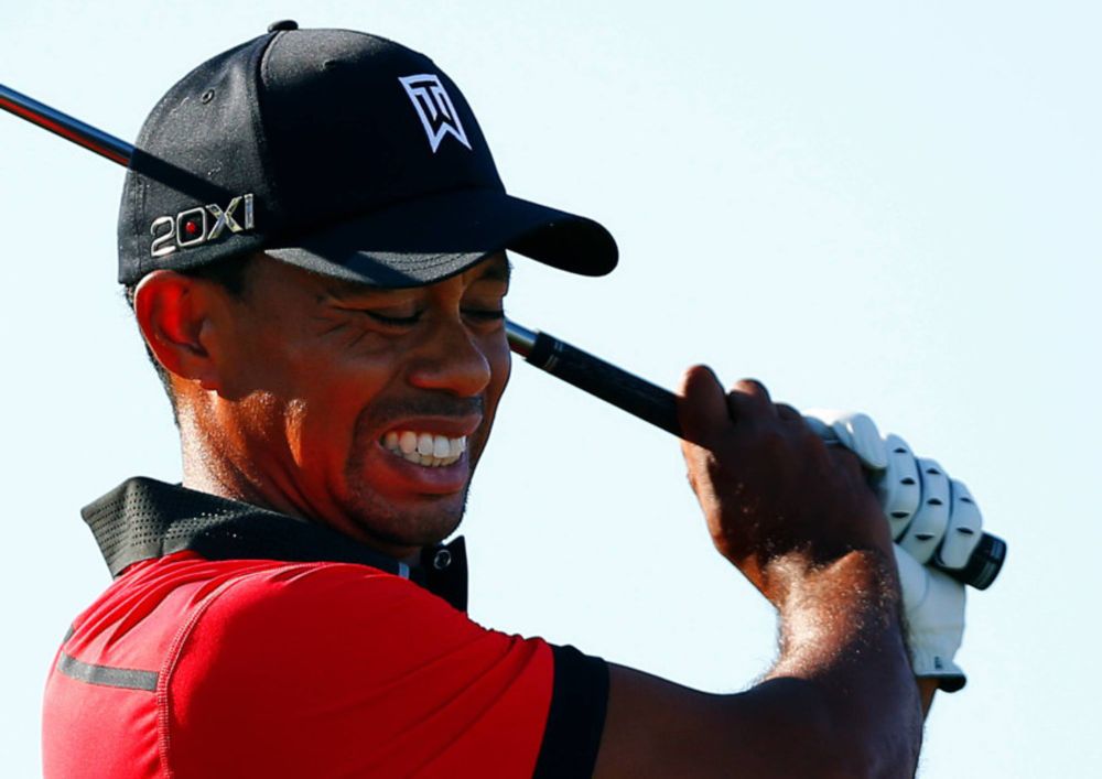 Video: Pain brings Tiger to his knees