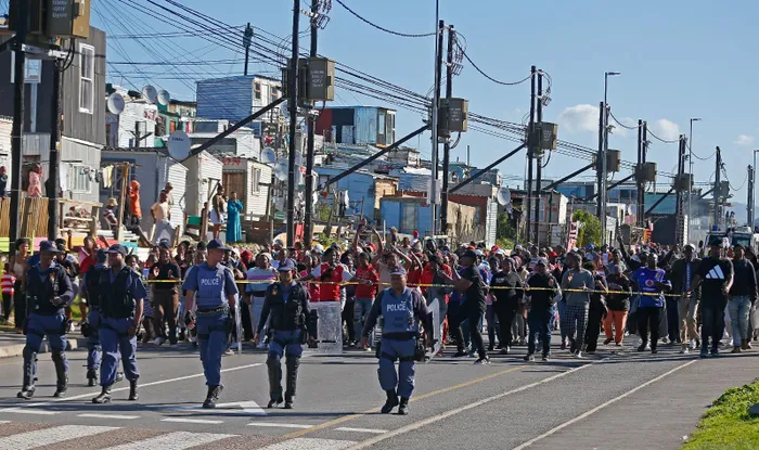 A large group of protesters took on the streets across Zwelihle township and headed to the municipality building in Hermanus, where they handed over a memorandum of their grievances.