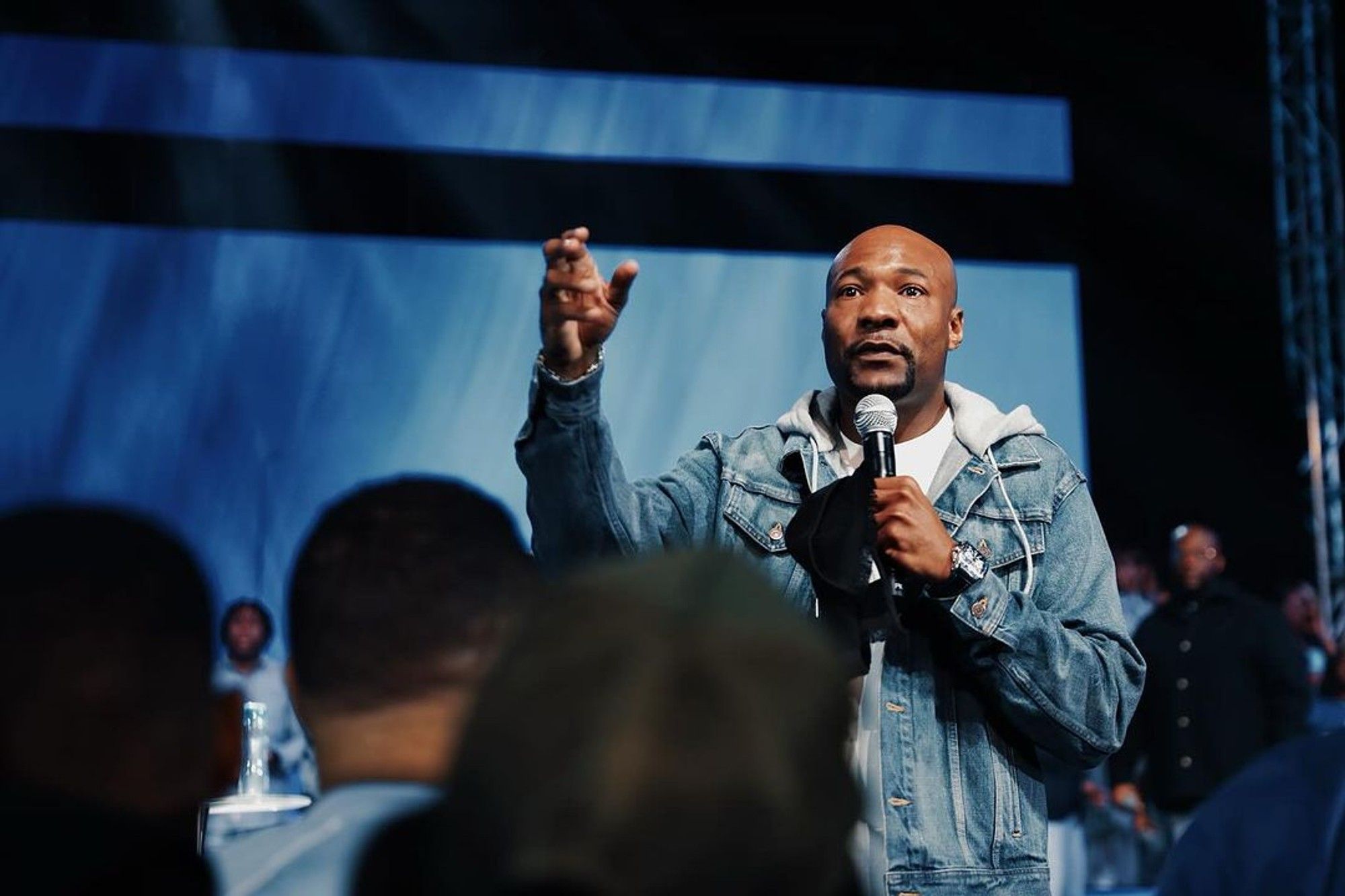 Pastor Keion Henderson divides the masses by silencing congregant ...