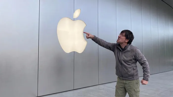 Apple’s new Siri AI, set to debut with macOS Golden Gate in September, promises improved personal context understanding and integration, but skepticism remains due to past misleading marketing and reliance on ChatGPT. Picture: Michael Sherman/Google Gemini
