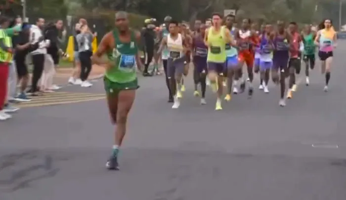 Renowned coach Nick Bester has called for a lifetime ban on Nedbank Running Club social member Sihle Mapukata after he controversially started ahead of the elite men’s field at the Cape Town Marathon, causing confusion and bringing disrepute to the club. Picture: screenshot/x.com/canvasofarunner