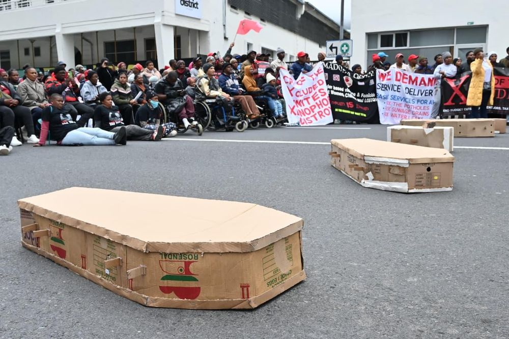 Syndicats et société civile réclament un budget favorable aux plus pauvres devant le Parlement