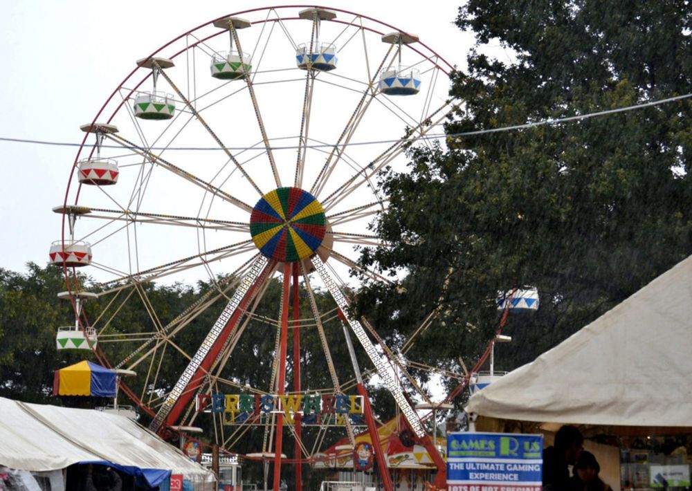 Cop sets Ferris Wheel ride record
