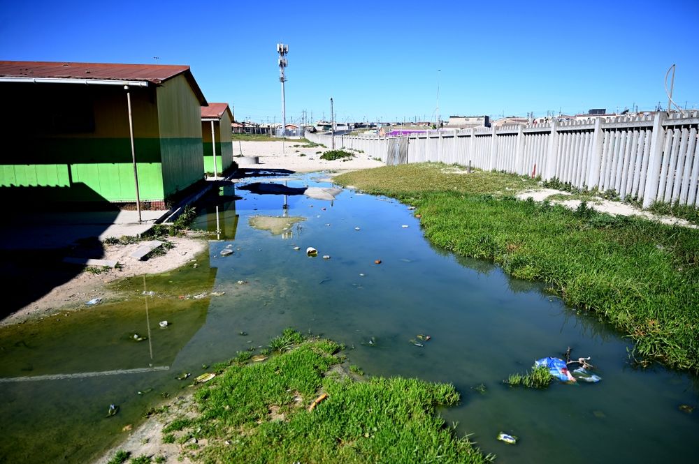 Unterricht wegen Abwasserleck an Grundschule in Khayelitsha ausgesetzt