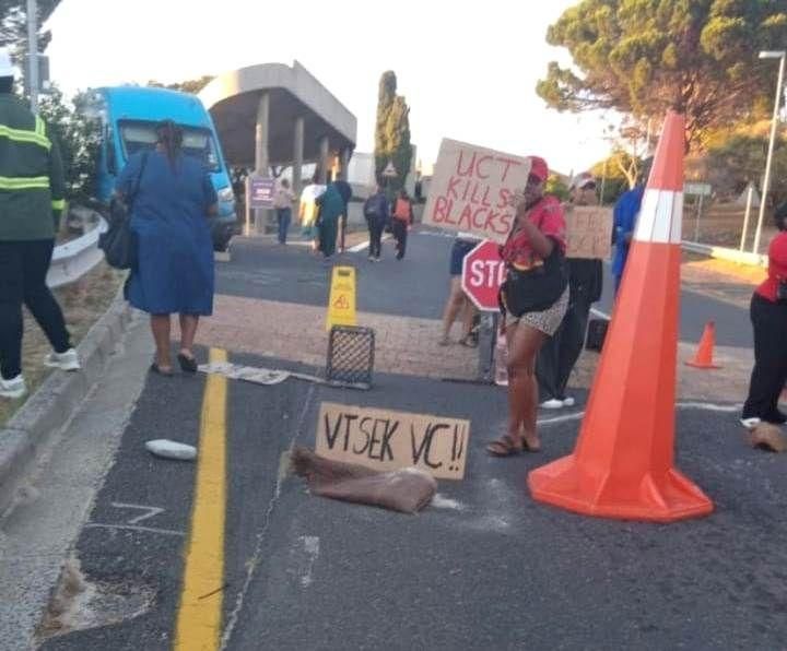 Protests over fee blocks disrupt access at UCT's M3 entrance