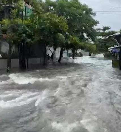 Bali flooding prompts tourist evacuation