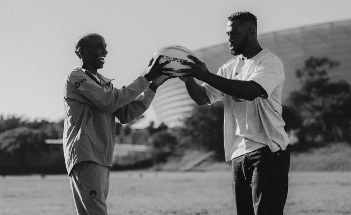 Eliud Kipchoge (left), the legendary marathon runner, met South African Rugby captain Siya Kolisi (right) in Cape Town, praising him as a true legend and inspiration for his community work and achievements. Picture: Eliud Kipchoge/Facebook