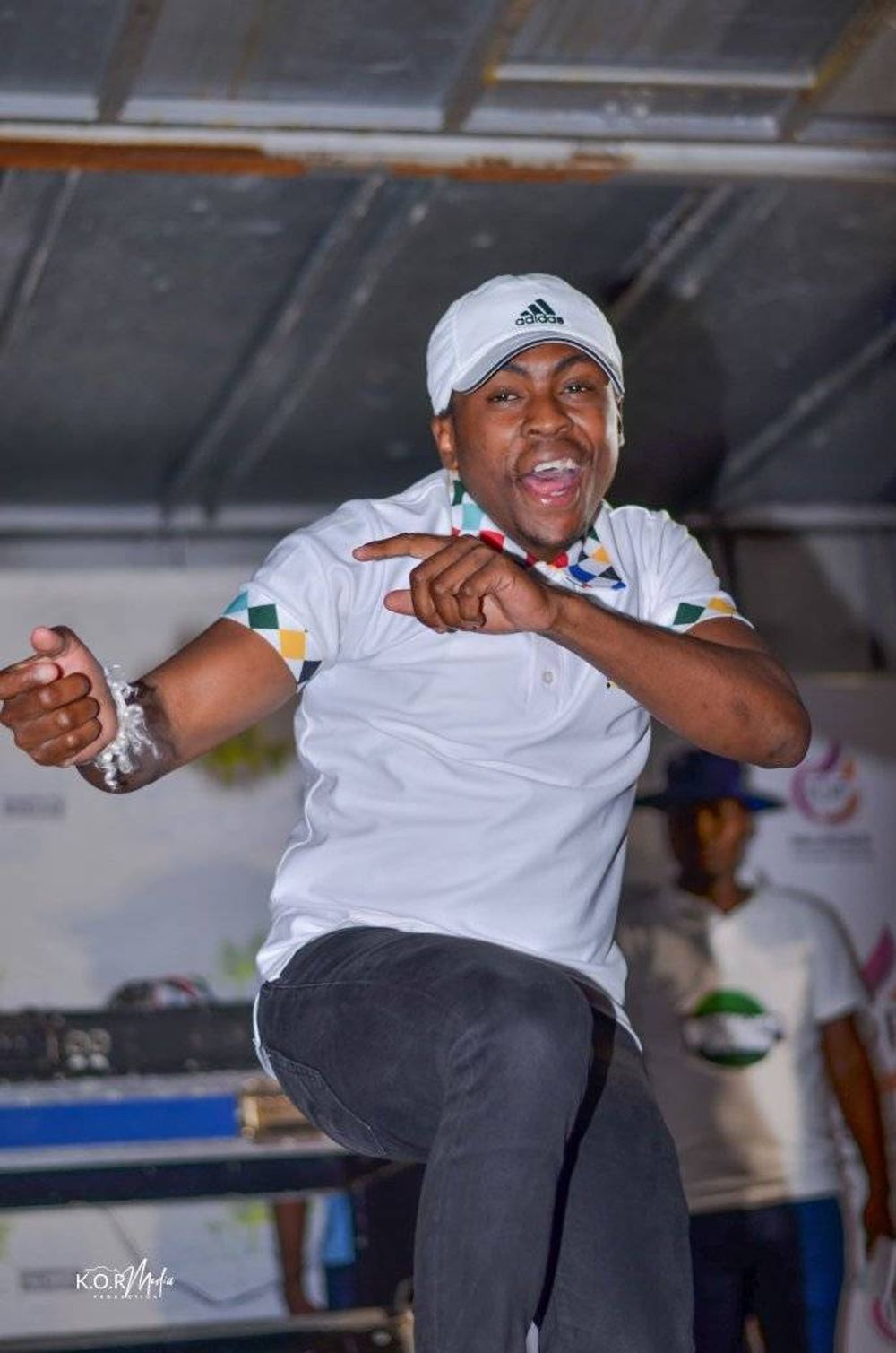 UMjolisi ubaqumbe phansi ngama-likes kwiGcwalisa