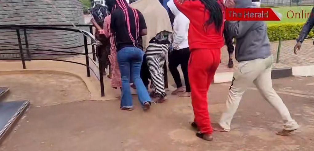 Simbabwische Frauen in Harare festgenommen und zu Geldstrafe verurteilt ...