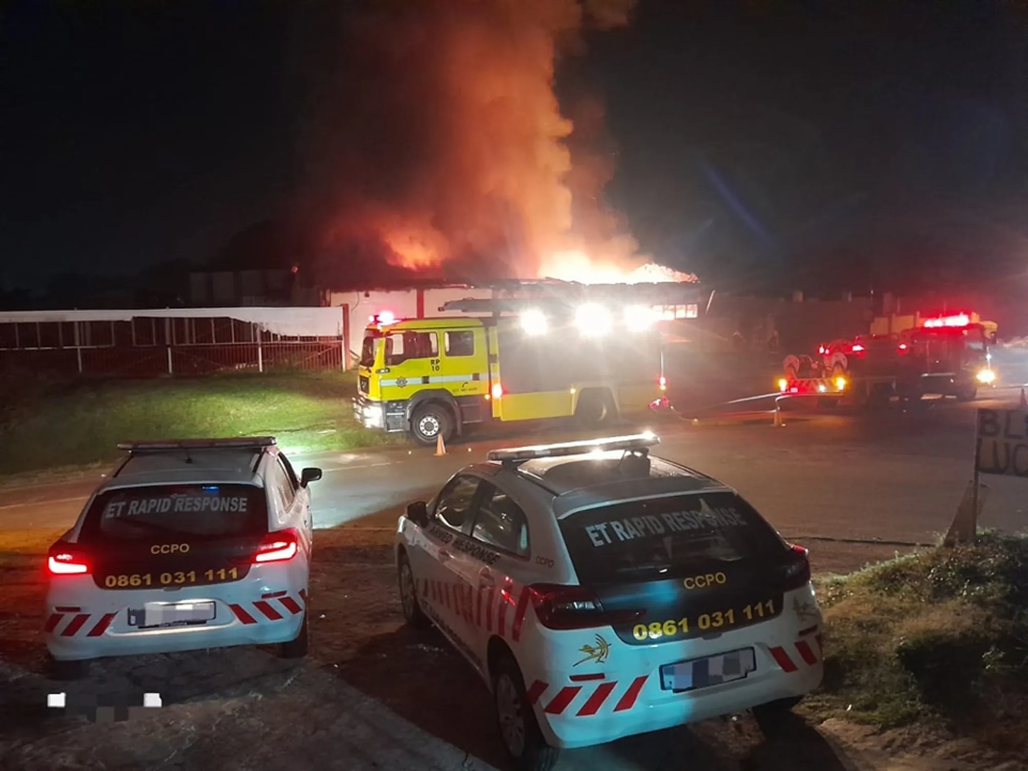 Teamwork helps save people trapped in burning building - Vimarsana News