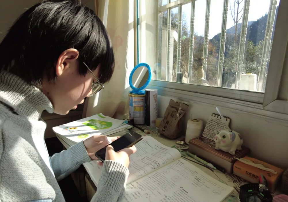 Photo shows Liu Hongrui studying in his room. (People's Daily Online/Xu Mingyue)
