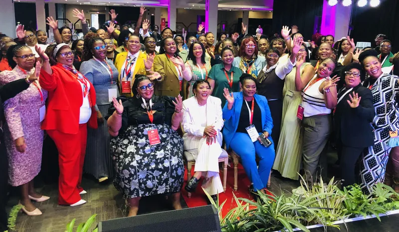 Angaliphatha ilizwe amanina ukuba angaqhubekeka nokuxhasana!