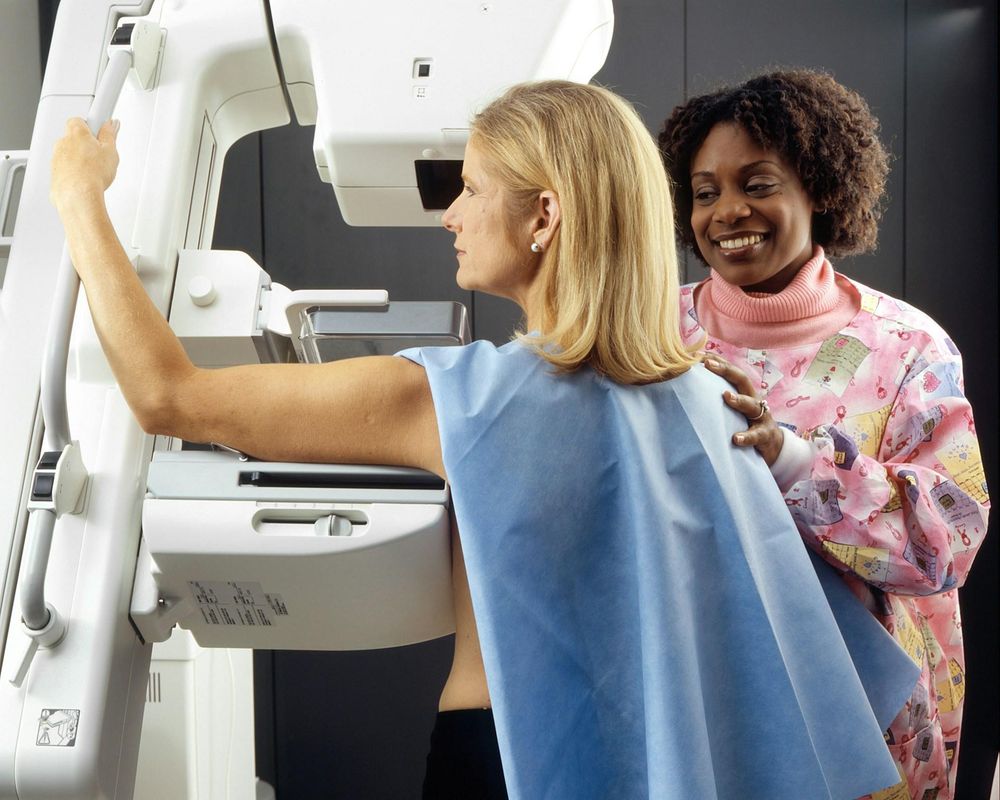 What to expect at a mammogram and how to make it less scary - IOL