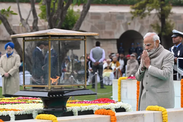 Narendra Modi pays homage to Mahatma Gandhi on 75th anniversary of death