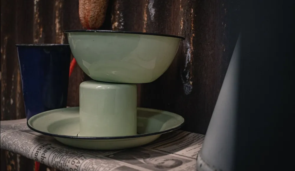 Old-fashioned kitchen utensils are piled up.