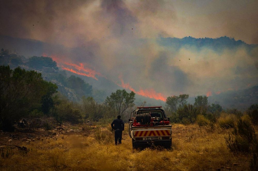 Firefighters combat wildfires threatening the Western Cape from Winelands to coast