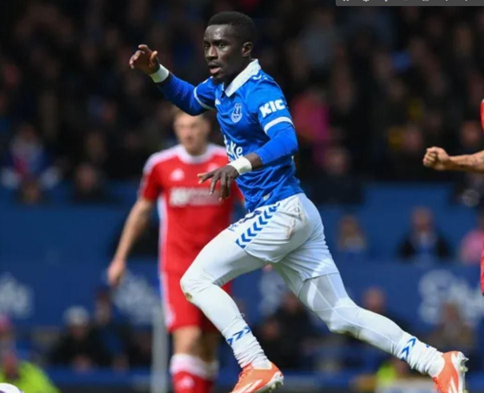 Indrissa Gueye's red card incident: A moment of madness in Manchester