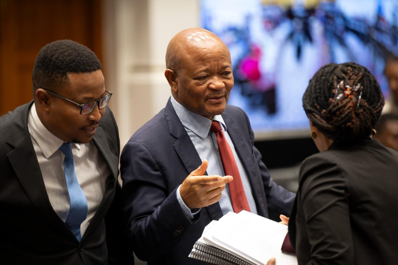 Senzo Mchunu behauptet, Ramaphosa sei informiert worden und habe der ...