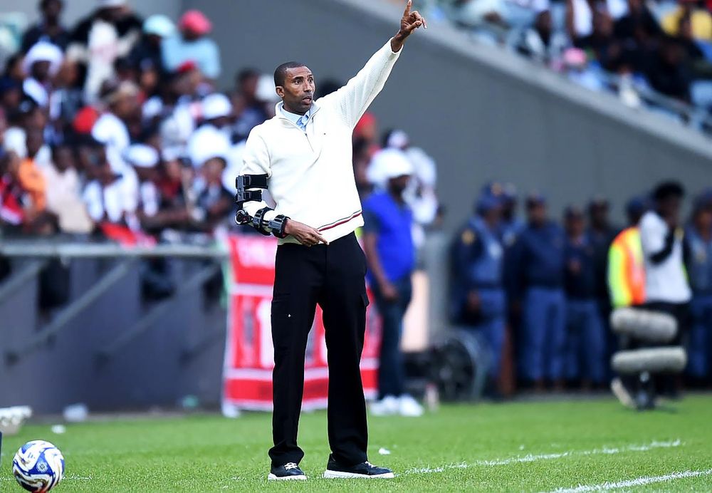 Umqeqeshi wePirates uzingomba isifuba ngabadlali bakhe