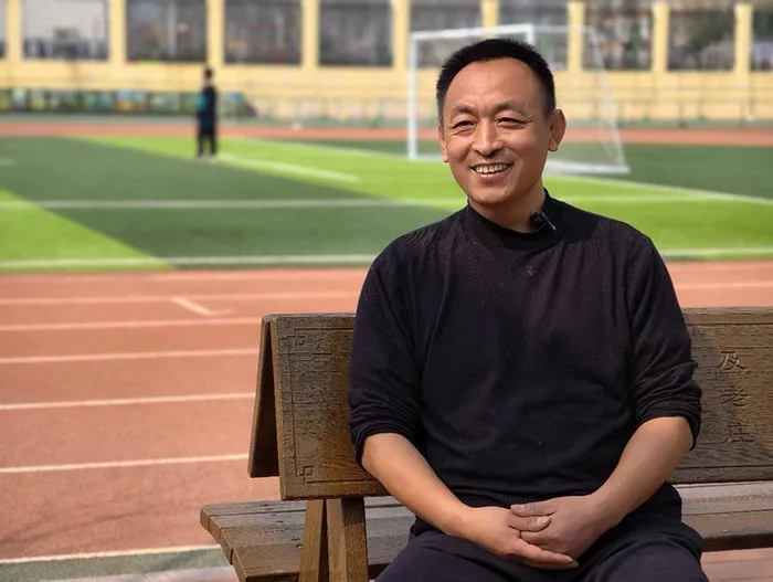 Li Quansheng is interviewed by People's Daily Online at Dongshaoqu Primary School, Miyun district, Beijing. 