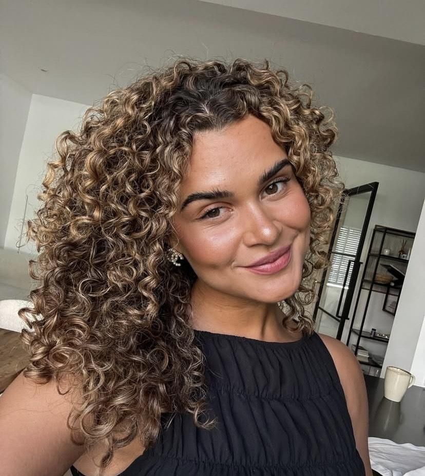 Rachel John, Siya Kolisi's rumoured new bae, celebrates bestseller success days after new book launch