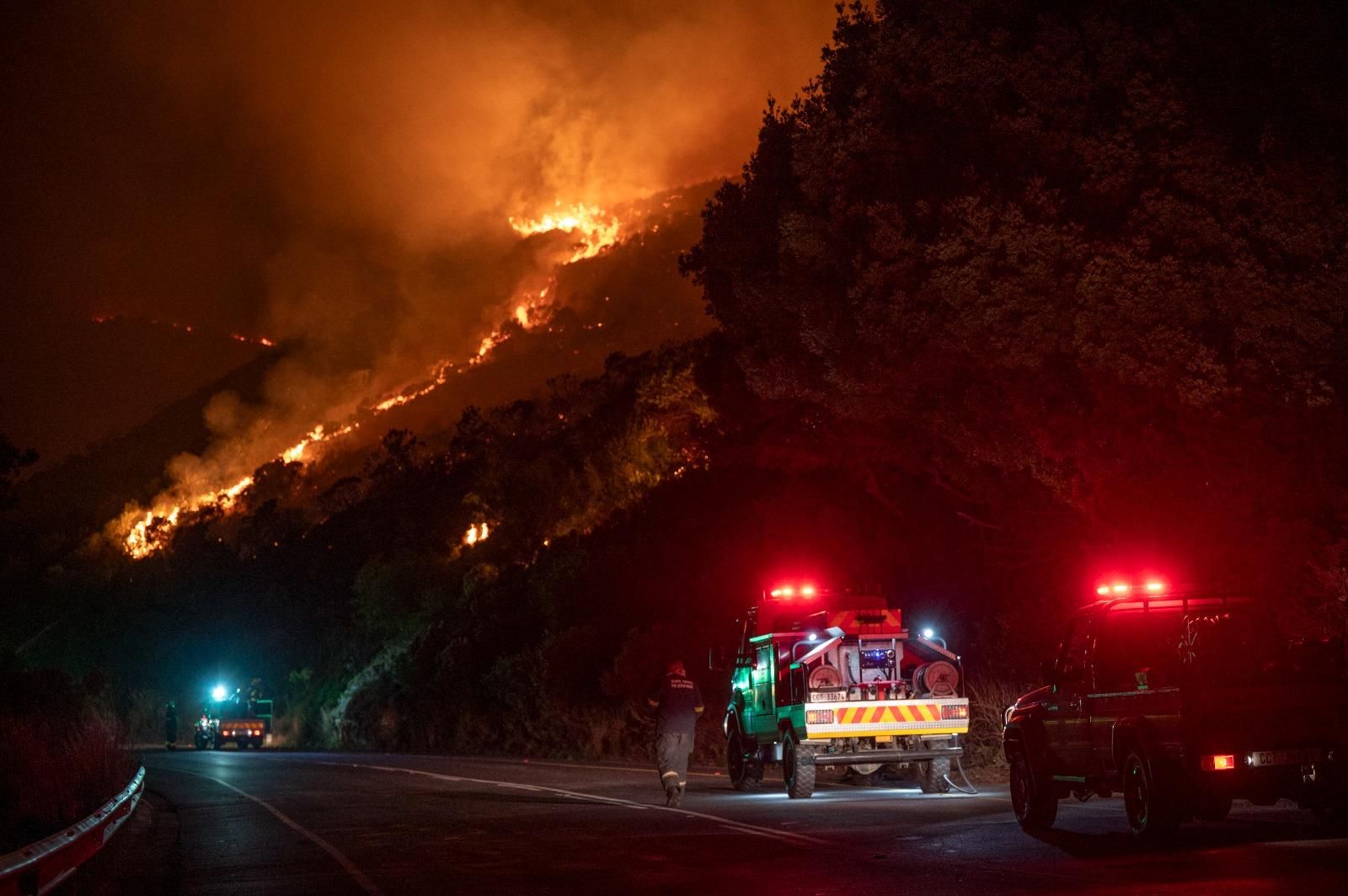 Firefighting efforts intensify as wildfire rages in Table Mountain ...