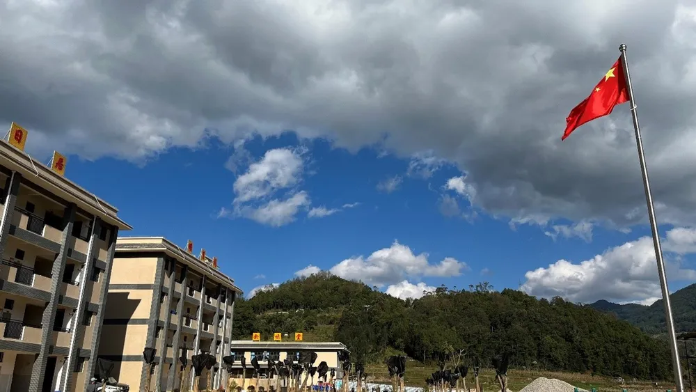 Photo taken on December 1, 2021, shows the new campus of the Minglang Primary School. (People's Daily Online/Meng Bin)