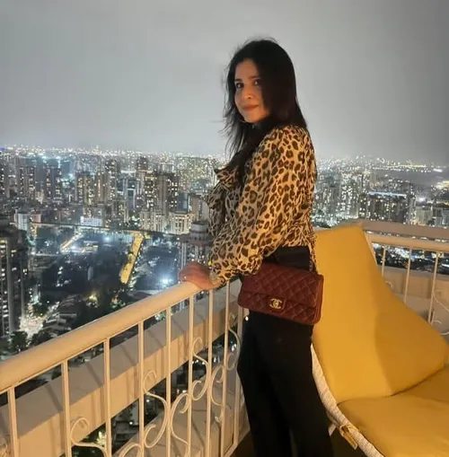 Mouni Roy turns photographer for Maheep Kapoor