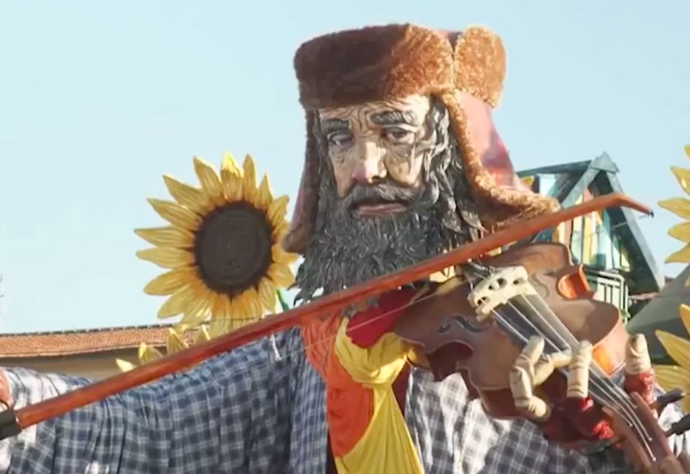 WATCH: Giant satirical paper-mache statues float over city of Viareggio for its century-old carnival