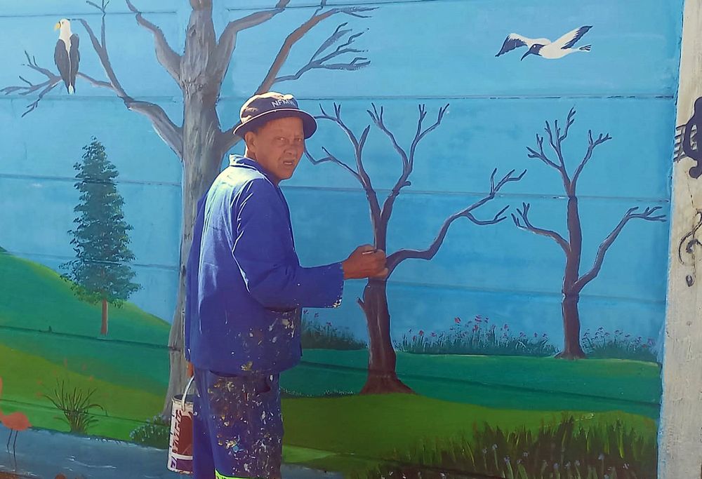 look-uncle-uses-his-own-geld-to-beautify-park
