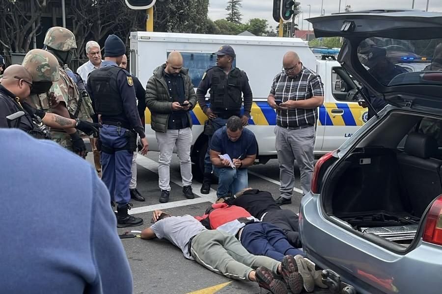 Deux morts et cinq arrestations après une fusillade et une course-poursuite à Steenberg