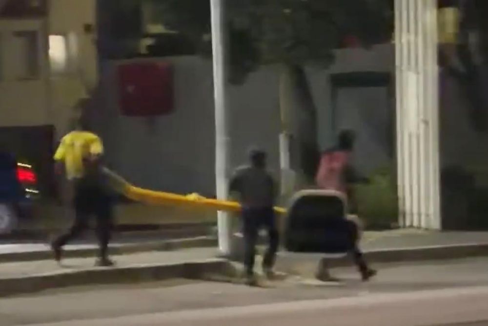 WATCH: ‘Thieves’ caught on camera walking off with Kenilworth traffic light - IOL