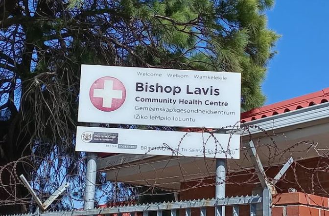 À la clinique de Bishop Lavis, les patients font la queue dès 5 h malgré les risques pour leur sécurité