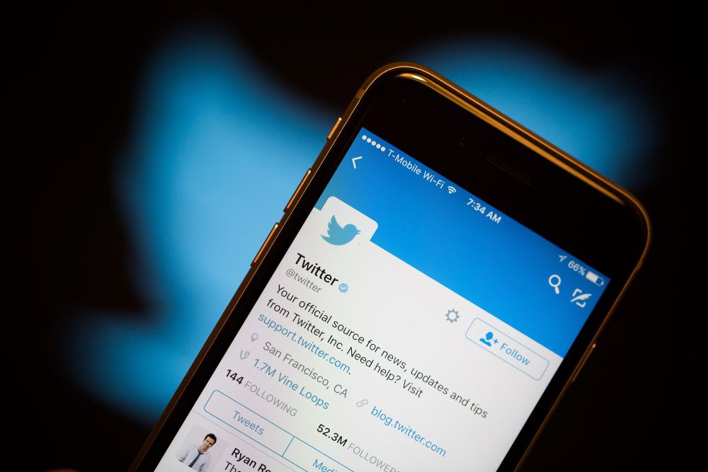 Twitter lets star users make money from subscriptions
