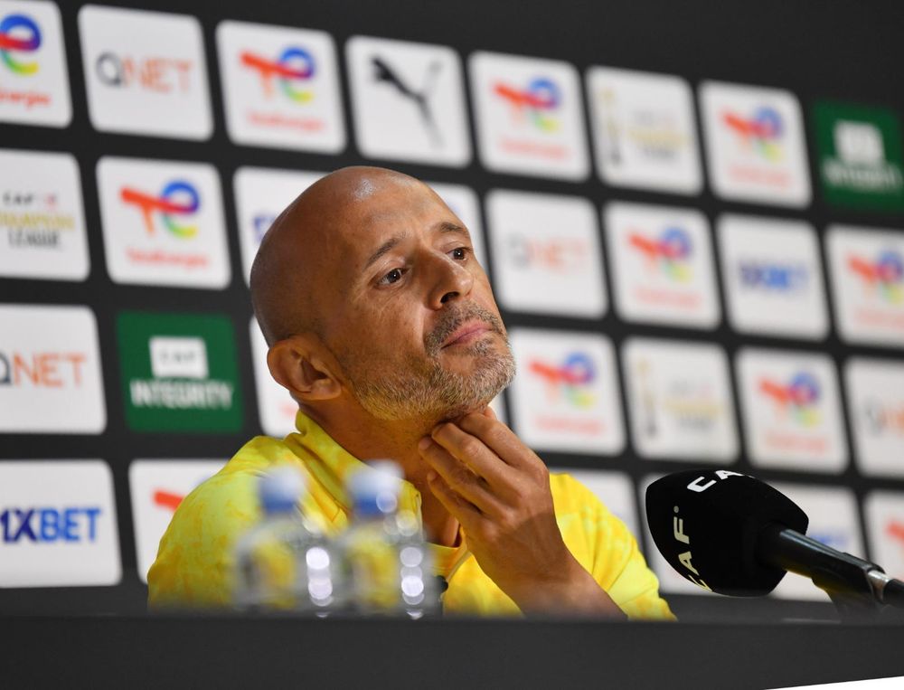 Fans chant for Pitso Mosimane as Mamelodi Sundowns coach Miguel Cardoso brushes off criticism
