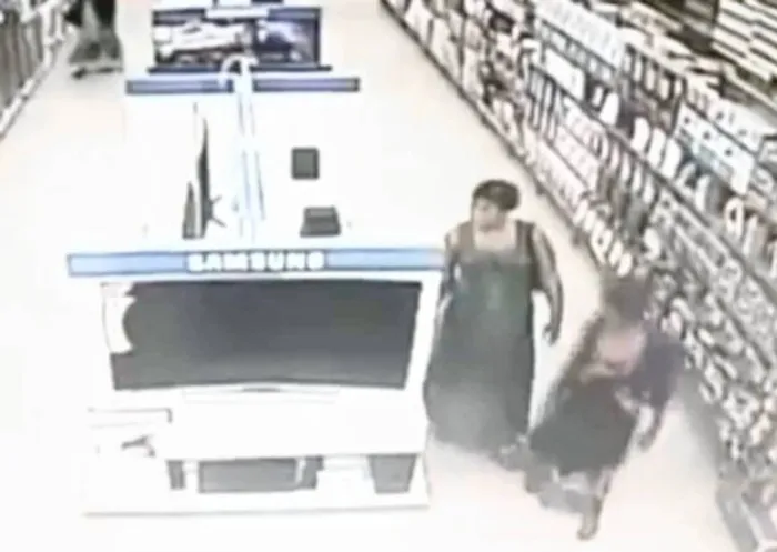 lady steals tv under dress Shoplifter hides TV under her dress