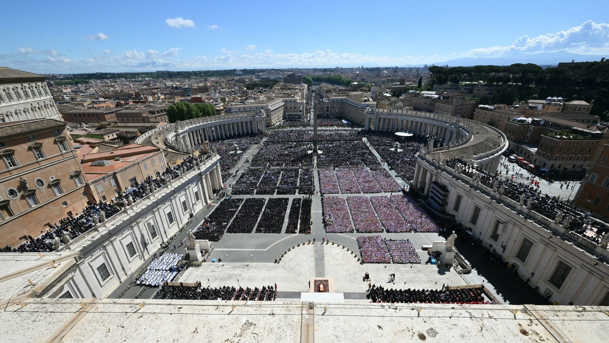 WATCH LIVE: Crowds applaud pope's coffin as Vatican funeral begins